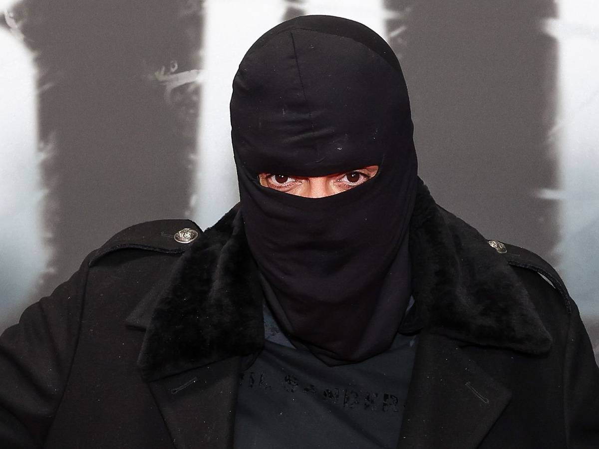 Bereits zur Premiere der Netflix-Doku „Babo - Die Haftbefehl Story“ erschien Haftbefehl maskiert. (Bild: 2025 Getty Images/Gerald Matzka)