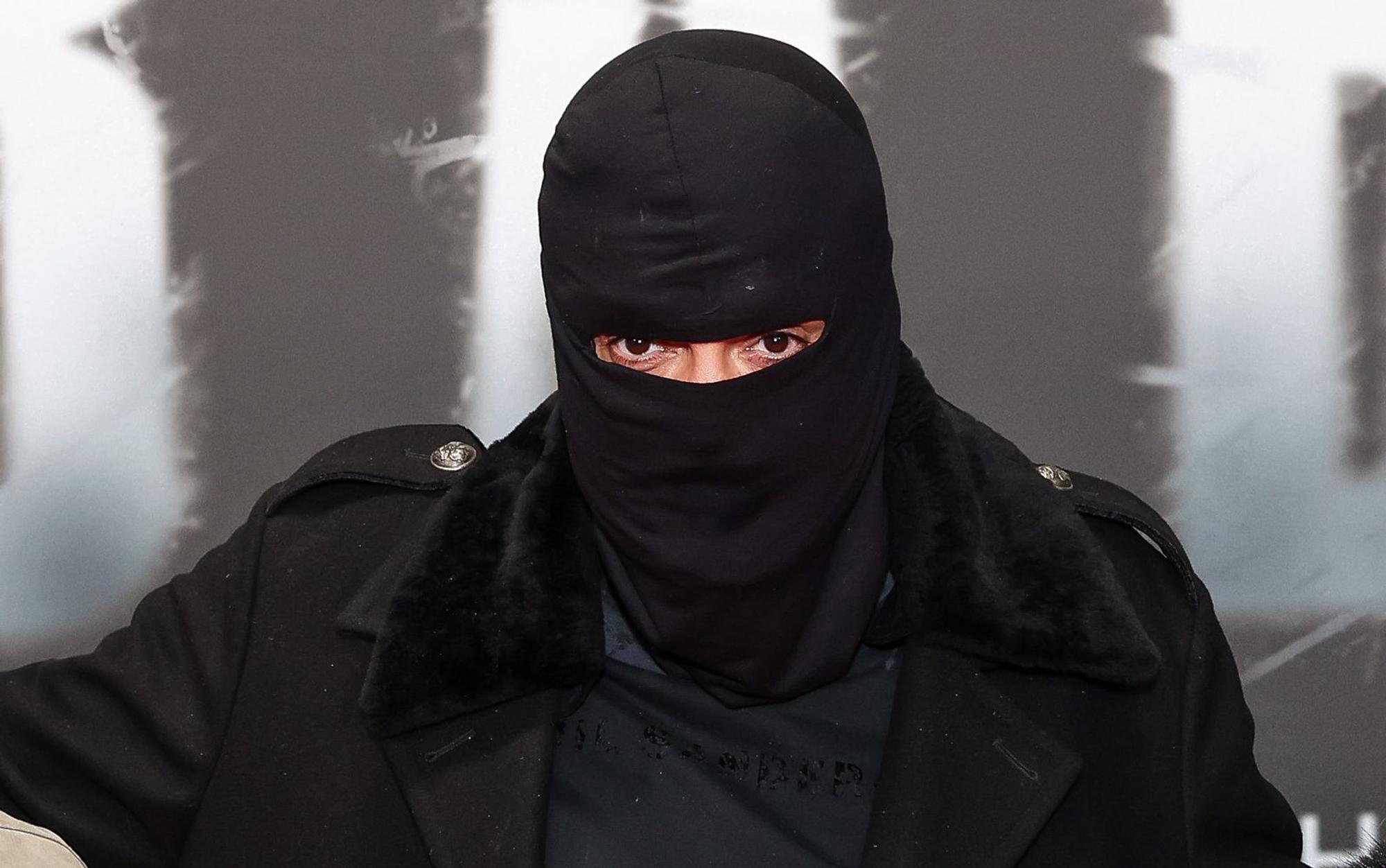 Bereits zur Premiere der Netflix-Doku „Babo - Die Haftbefehl Story“ erschien Haftbefehl maskiert. (Bild: 2025 Getty Images/Gerald Matzka)
