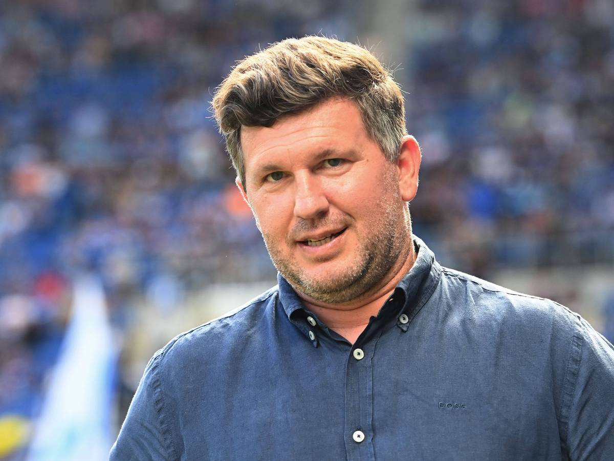 Andreas Schicker schaut in die Kamera.