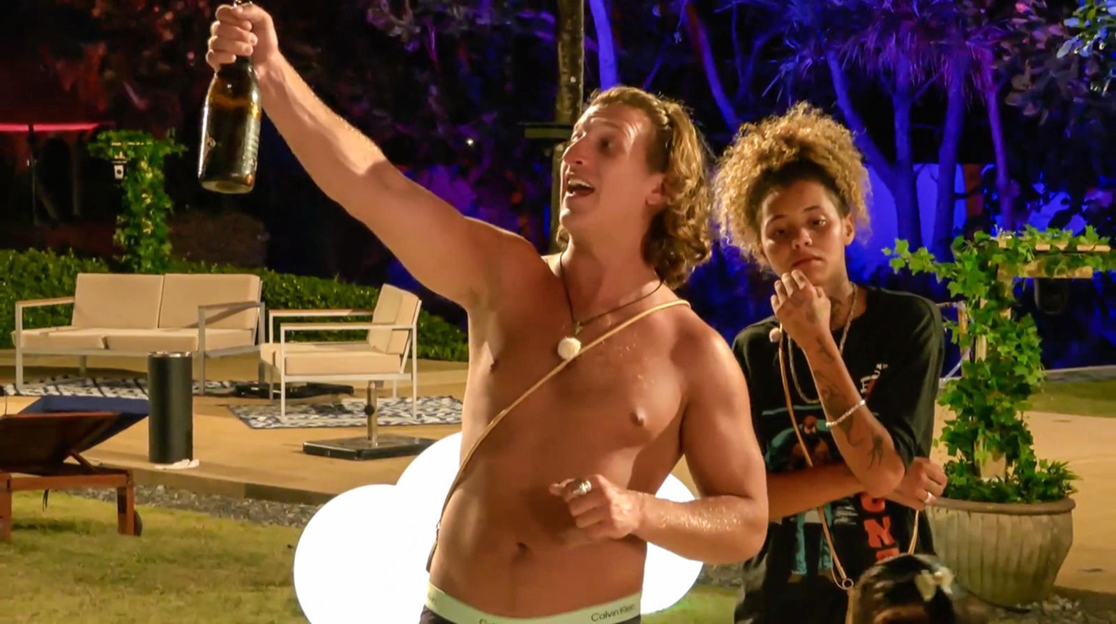 Erik feiert, Chika ist verletzt. (Bild: Joyn)