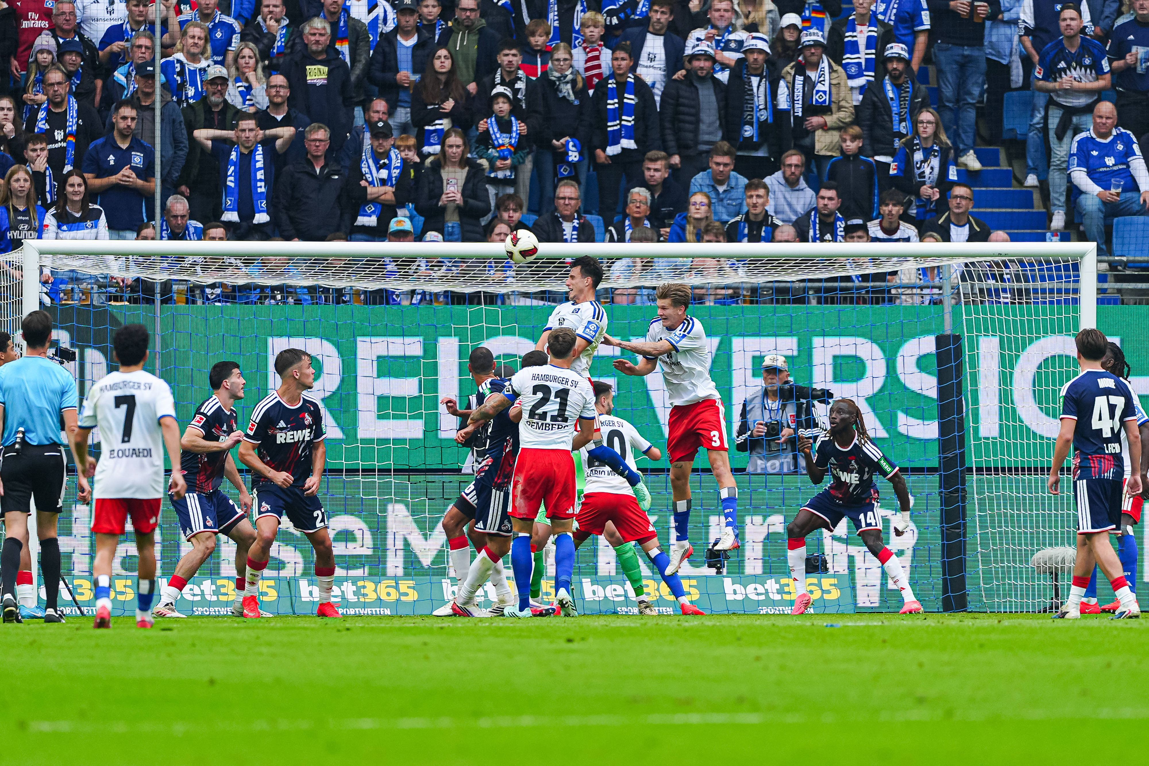 Nicolas Capaldo erzielt gegen den 1. FC Köln ein Kopfballtor.