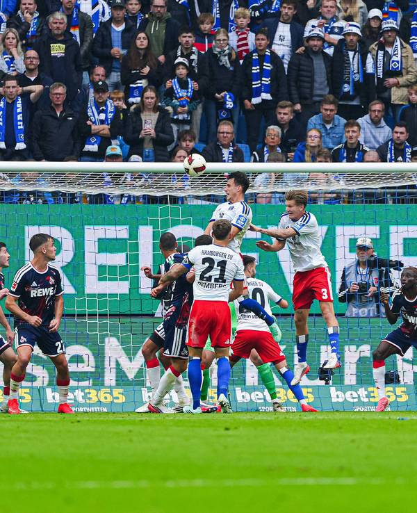 Nicolas Capaldo erzielt gegen den 1. FC Köln ein Kopfballtor.