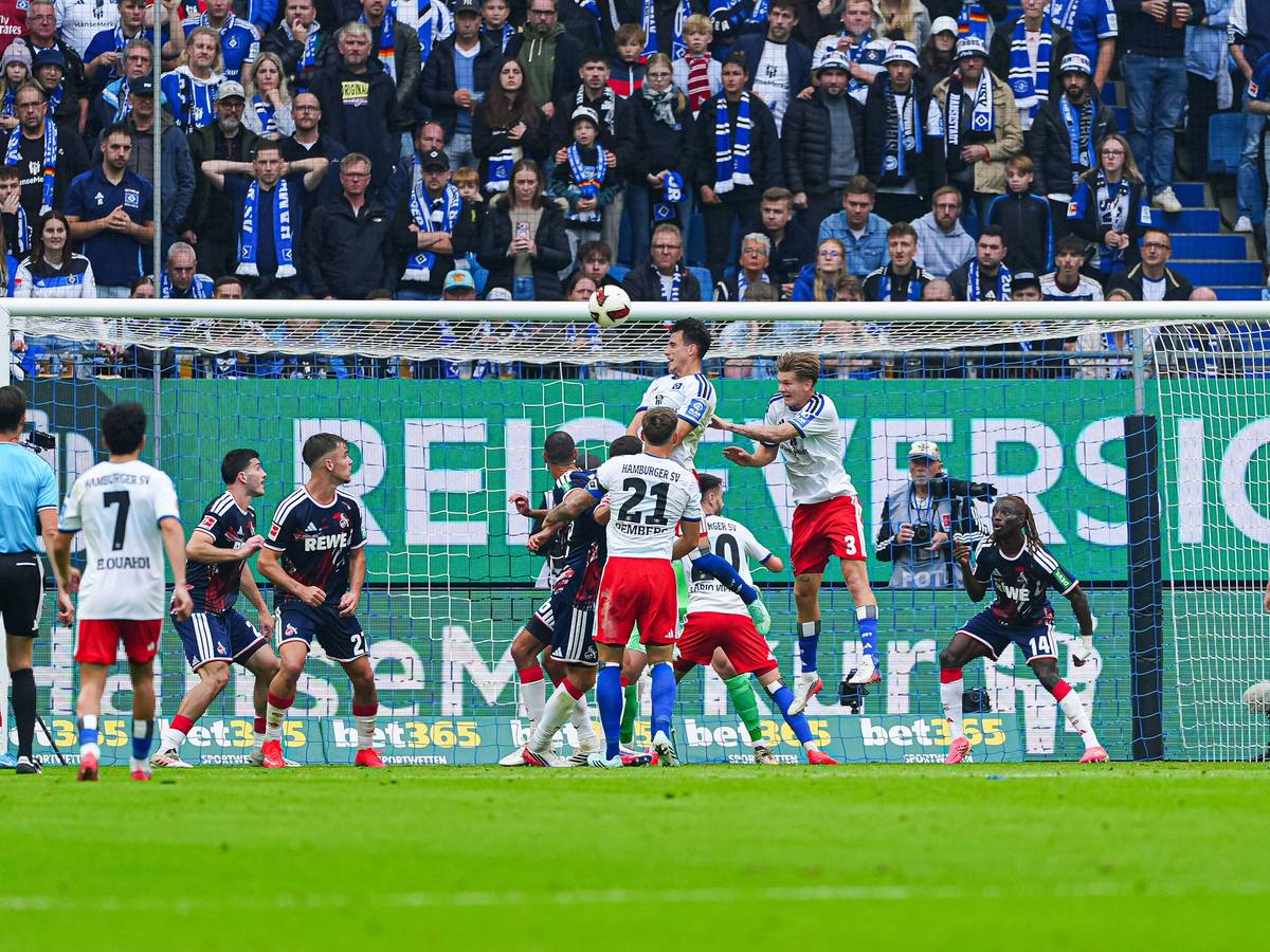 Nicolas Capaldo erzielt gegen den 1. FC Köln ein Kopfballtor.
