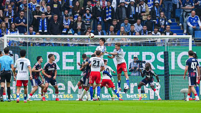Nicolas Capaldo erzielt gegen den 1. FC Köln ein Kopfballtor.