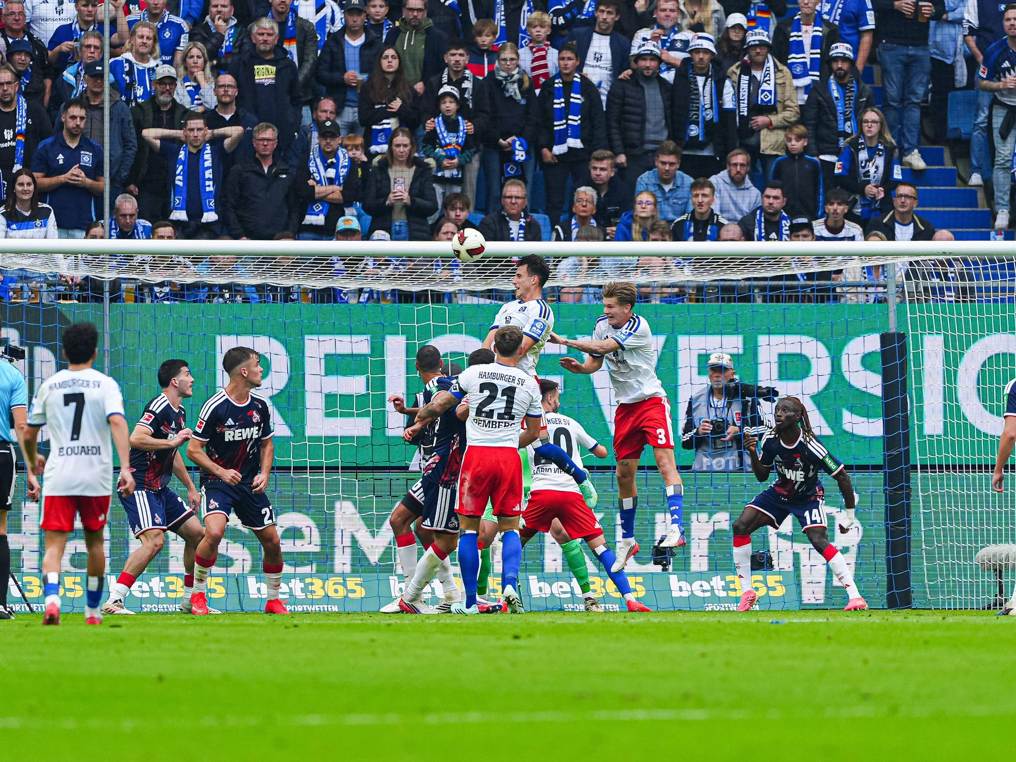 Nicolas Capaldo erzielt gegen den 1. FC Köln ein Kopfballtor.