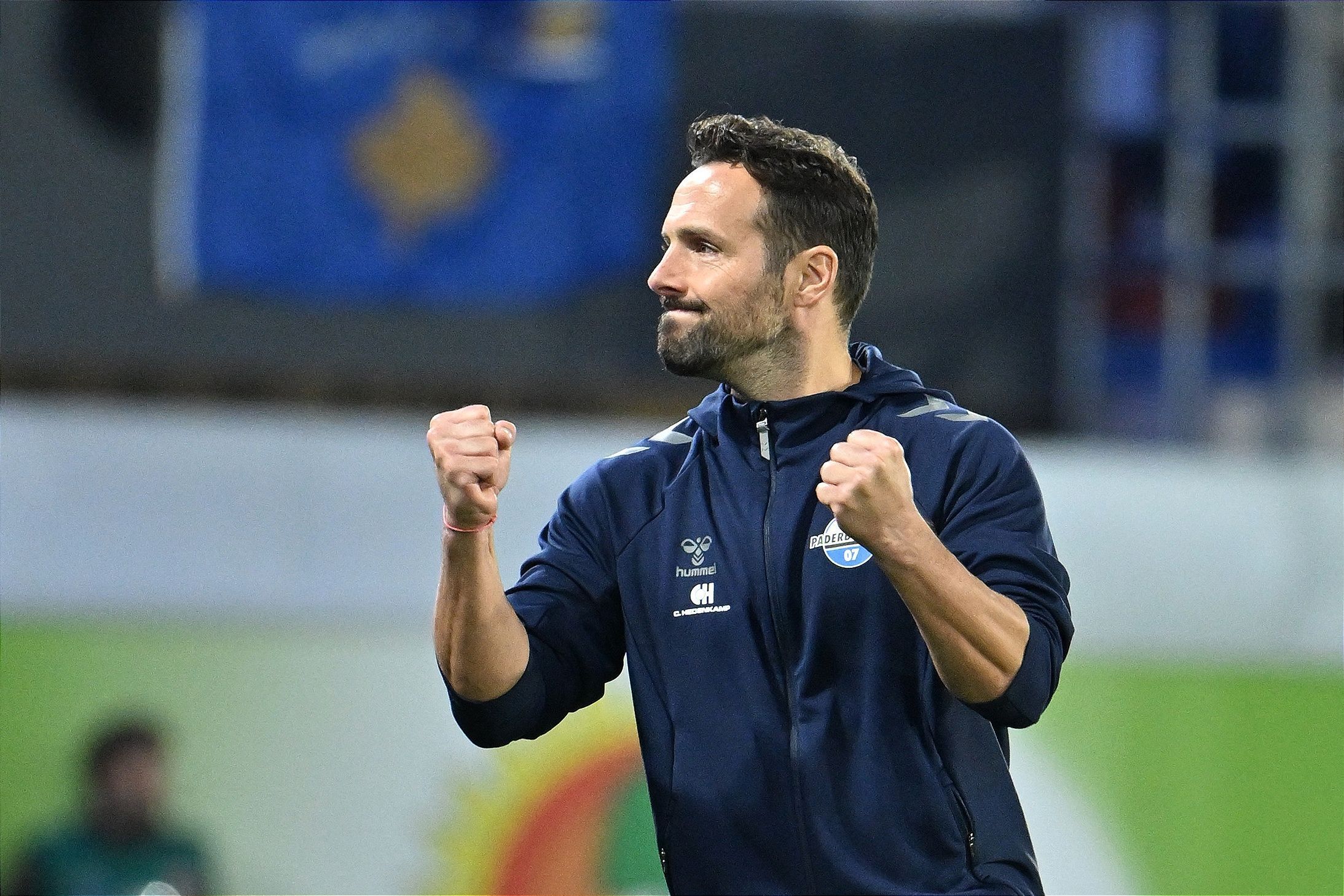 Paderborn-Trainer Ralf Kettemann jubelt nach dem Schlusspfiff und dem damit besiegelten 3:1‑Erfolg gegen die TSG Hoffenheim.