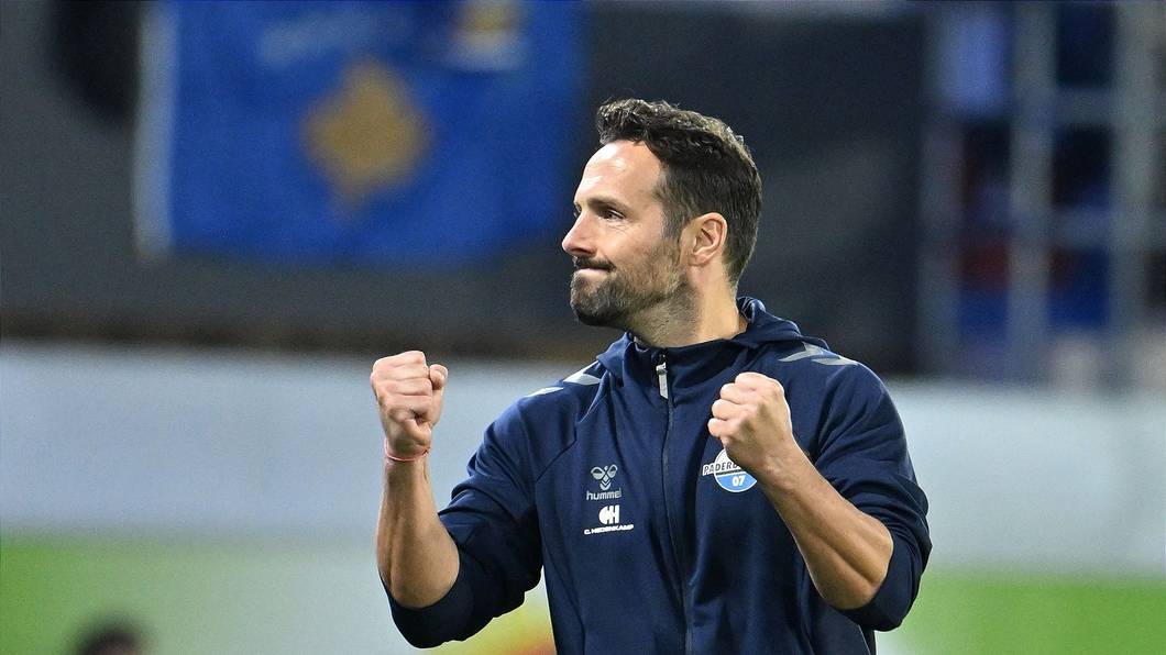 Paderborn-Trainer Ralf Kettemann jubelt nach dem Schlusspfiff und dem damit besiegelten 3:1‑Erfolg gegen die TSG Hoffenheim.