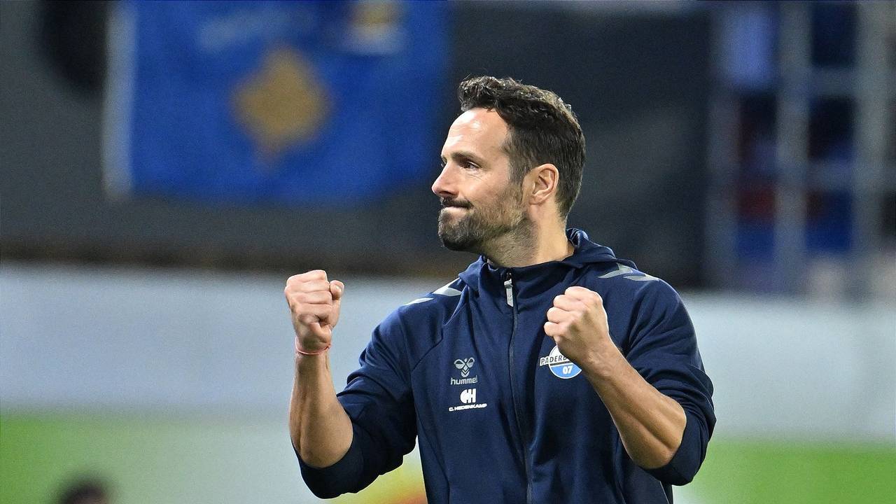 Paderborn-Trainer Ralf Kettemann jubelt nach dem Schlusspfiff und dem damit besiegelten 3:1‑Erfolg gegen die TSG Hoffenheim.