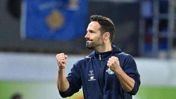Paderborn-Trainer Ralf Kettemann jubelt nach dem Schlusspfiff und dem damit besiegelten 3:1‑Erfolg gegen die TSG Hoffenheim.