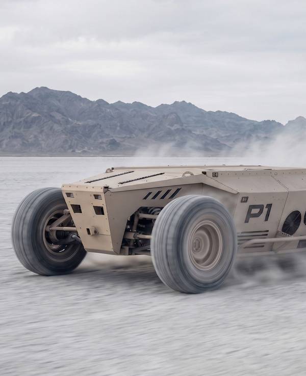 Ein unbemanntes Hypercraft-Fahrzeug vom Typ Razorhead fährt durch eine sandige Umgebung. Staub wirbelt auf.