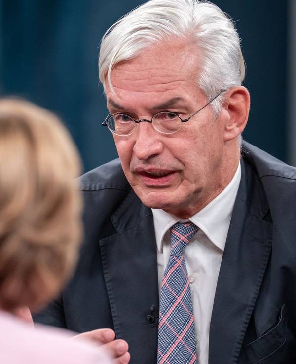 Mathias Middelberg tat sich bei „Caren Miosga“ schwer, das schlechte Abschneiden der CDU bei der Landtagswahl in Mecklenburg-Vorpommern zu erklären. (Bild: ARD/Thomas Ernst)
