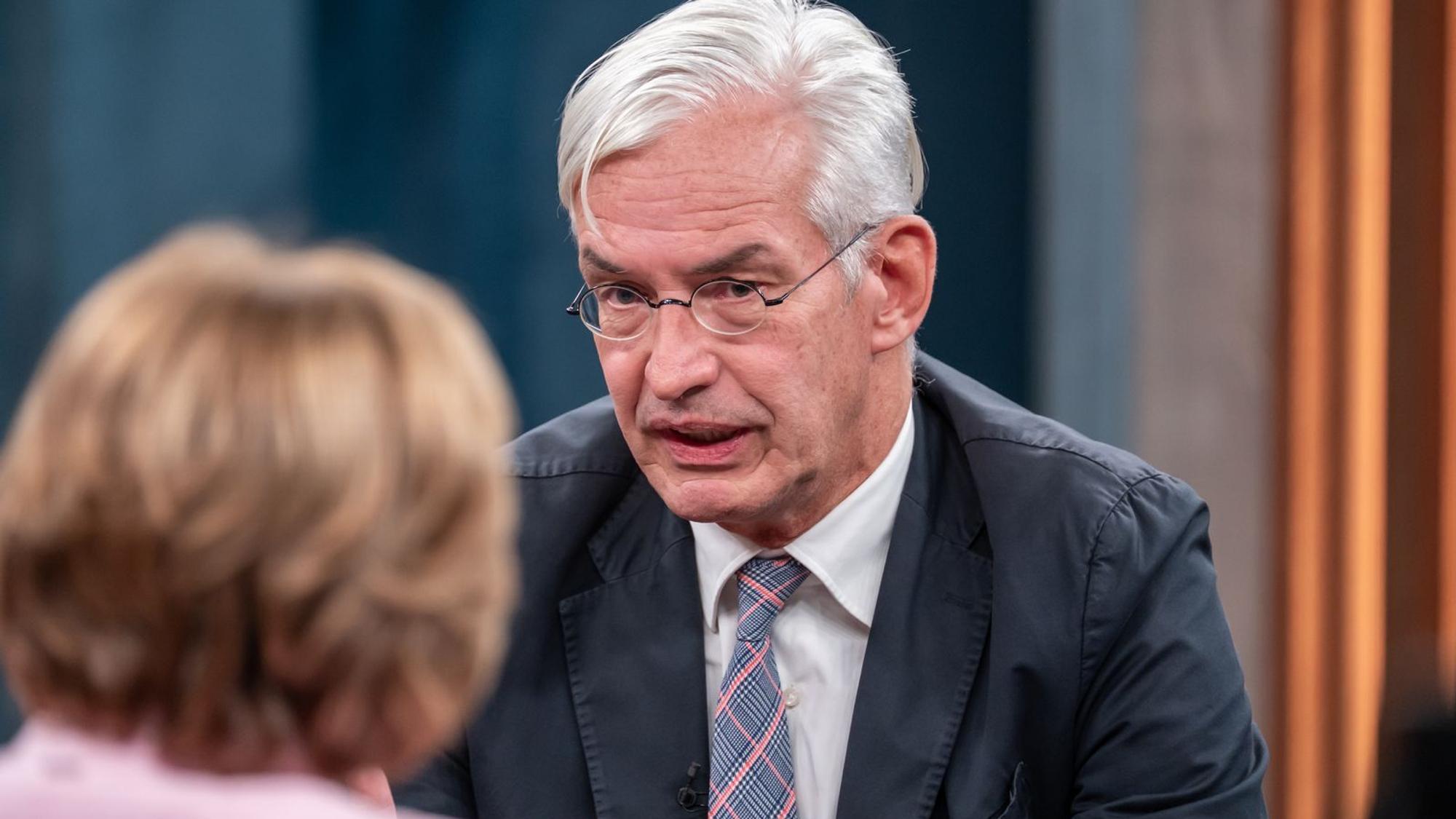 Mathias Middelberg tat sich bei „Caren Miosga“ schwer, das schlechte Abschneiden der CDU bei der Landtagswahl in Mecklenburg-Vorpommern zu erklären. (Bild: ARD/Thomas Ernst)
