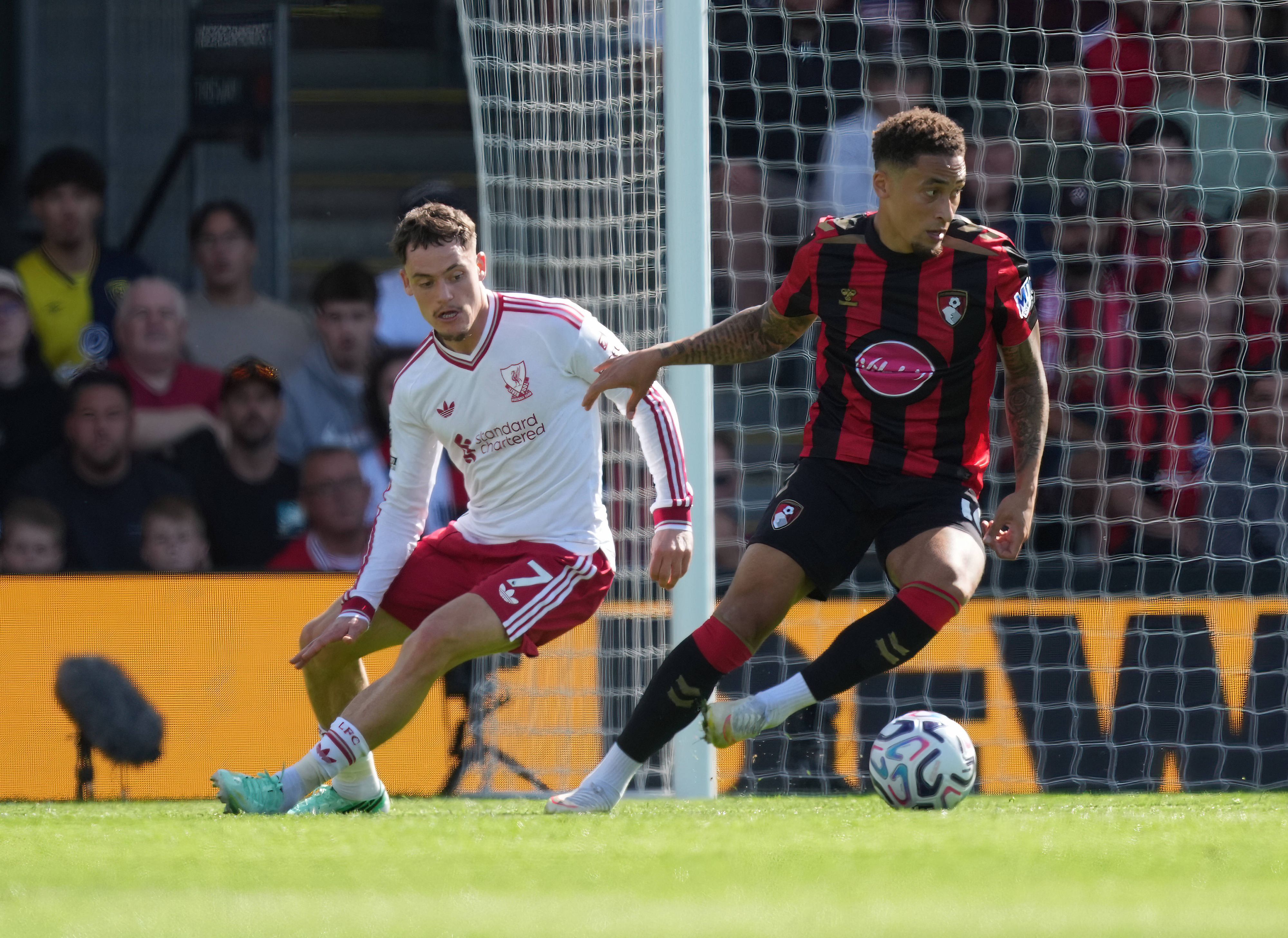 Liverpools Florian Wirtz kommt gegen Marcus Tavernier von Bournemouth nicht an den Ball.