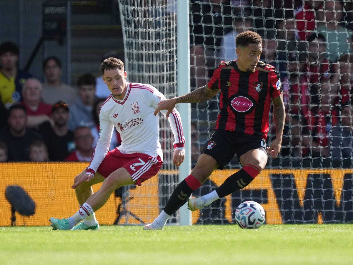 Liverpools Florian Wirtz kommt gegen Marcus Tavernier von Bournemouth nicht an den Ball.