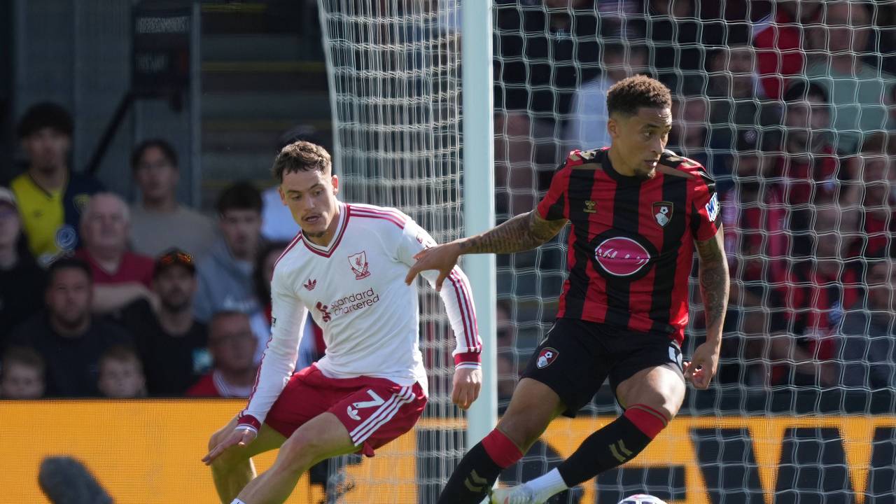 Liverpools Florian Wirtz kommt gegen Marcus Tavernier von Bournemouth nicht an den Ball.