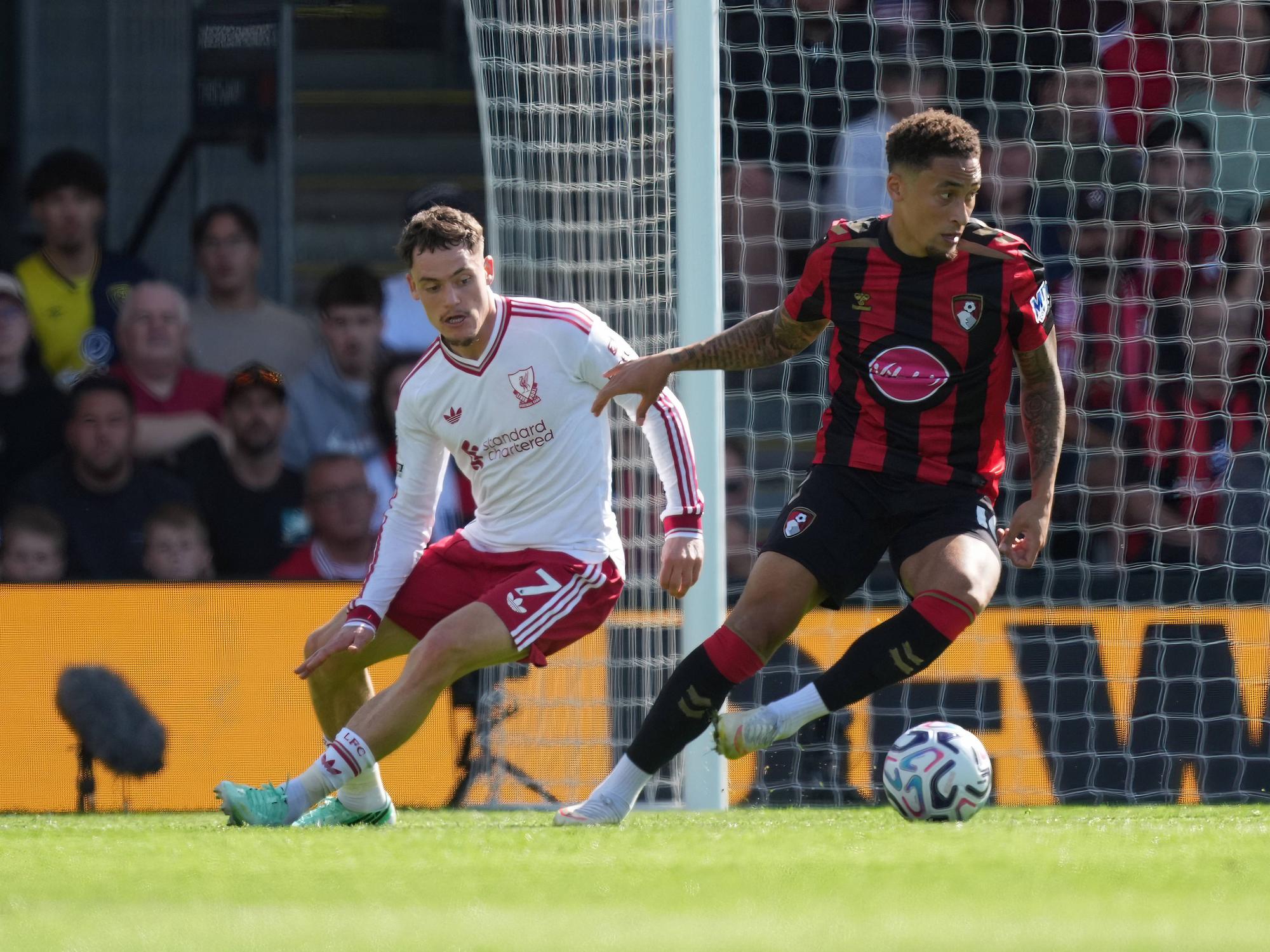 Liverpools Florian Wirtz kommt gegen Marcus Tavernier von Bournemouth nicht an den Ball.