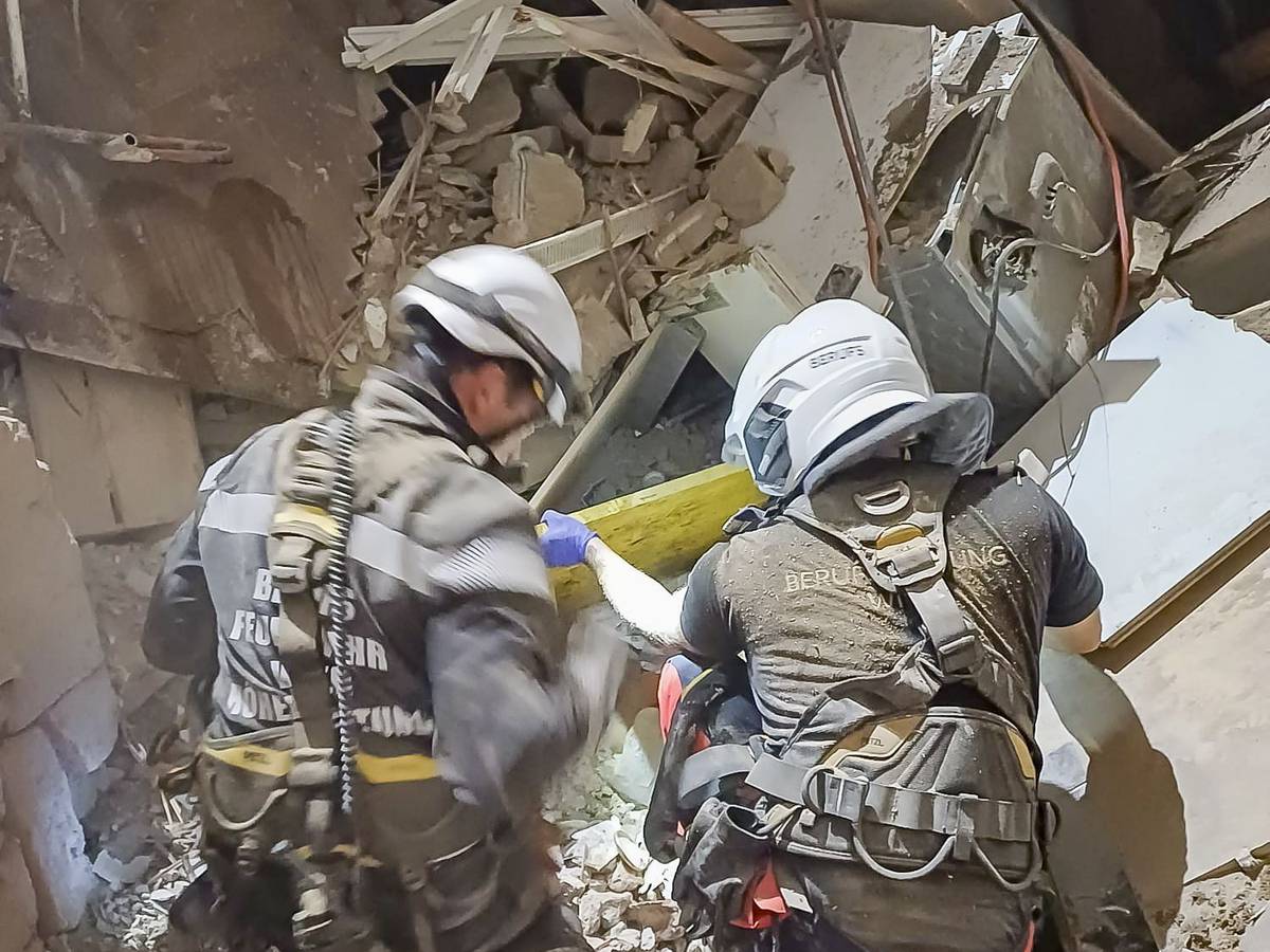 Einsatzkräfte am Unglücksort. Bei einem Teileinsturz eines Hauses in der Wiener Innenstadt am Sonntagabend wurden drei Menschen verletzt.