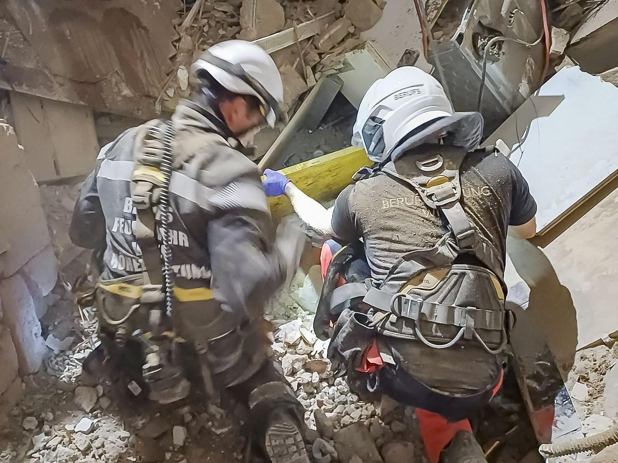 Einsatzkräfte am Unglücksort. Bei einem Teileinsturz eines Hauses in der Wiener Innenstadt am Sonntagabend wurden drei Menschen verletzt.