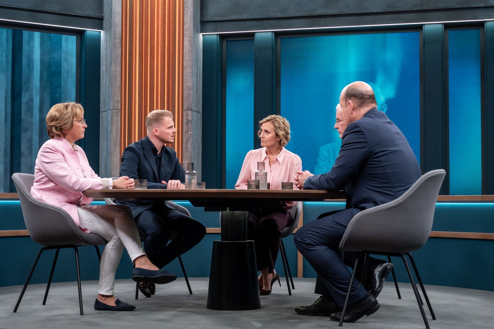 Caren Miosga (Mitte) diskutierte mit ihren Gästen über die Wahlen in Berlin und Mecklenburg-Vorpommern. (Bild: ARD/ Thomas Ernst)
