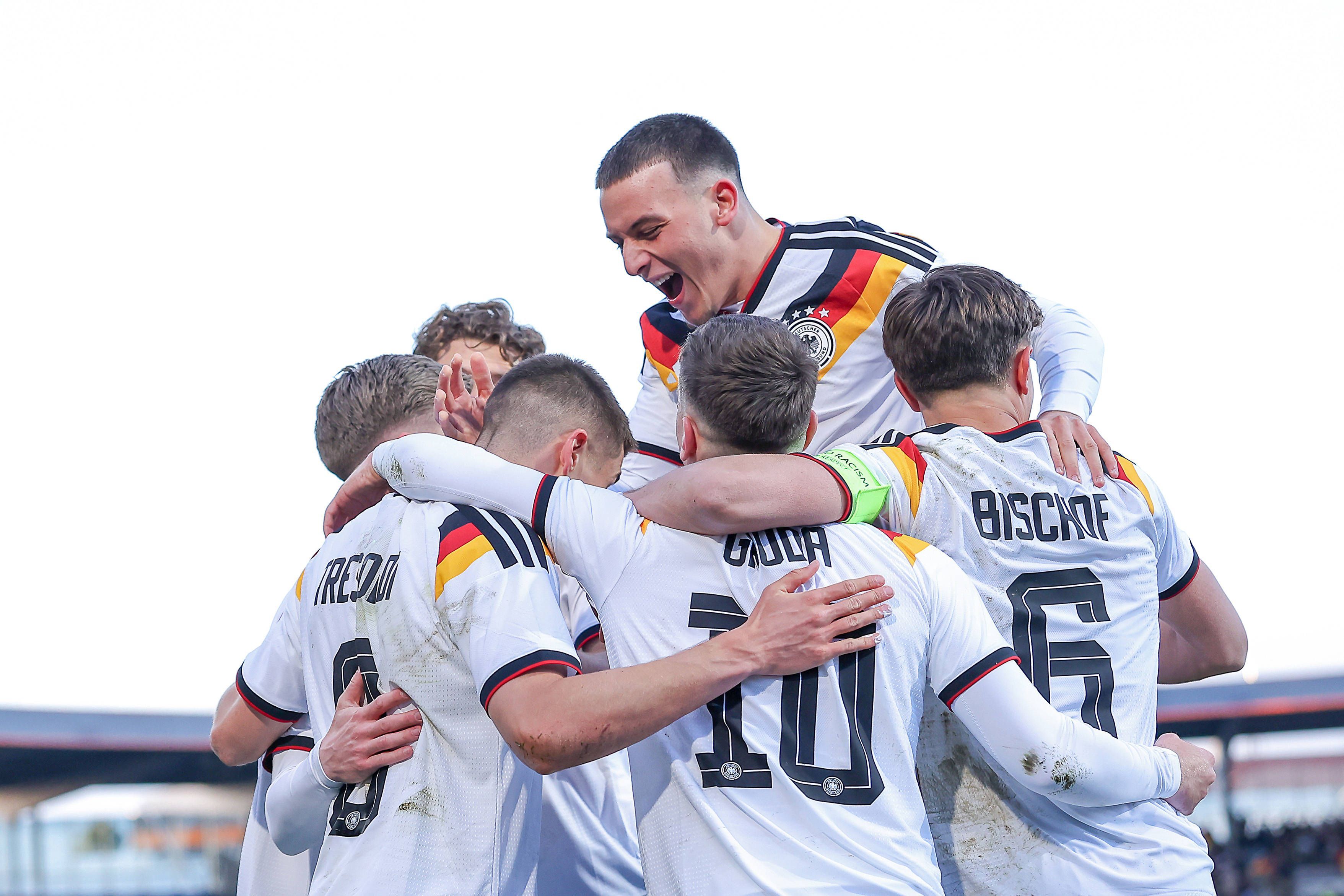 Nicolo Tresoldi, Brajan Gruda, Tom Bischof Germany und Said El bejubeln einen Treffer bei der U21-Nationalmannschaft.