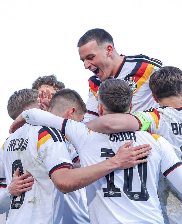 Nicolo Tresoldi, Brajan Gruda, Tom Bischof Germany und Said El bejubeln einen Treffer bei der U21-Nationalmannschaft.