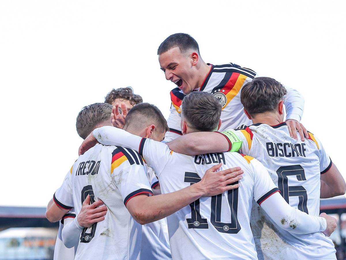 Nicolo Tresoldi, Brajan Gruda, Tom Bischof Germany und Said El bejubeln einen Treffer bei der U21-Nationalmannschaft.
