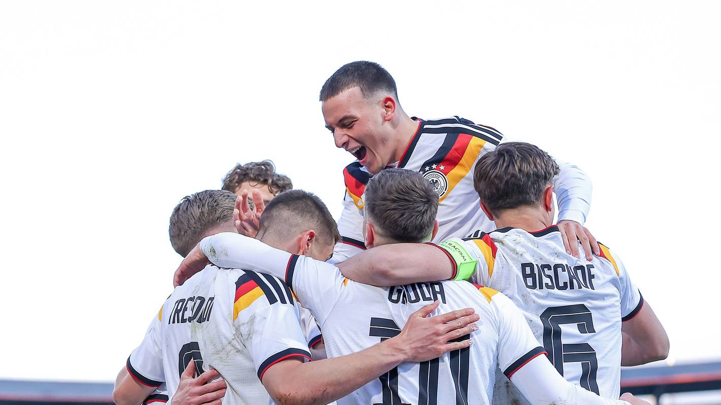 Nicolo Tresoldi, Brajan Gruda, Tom Bischof Germany und Said El bejubeln einen Treffer bei der U21-Nationalmannschaft.