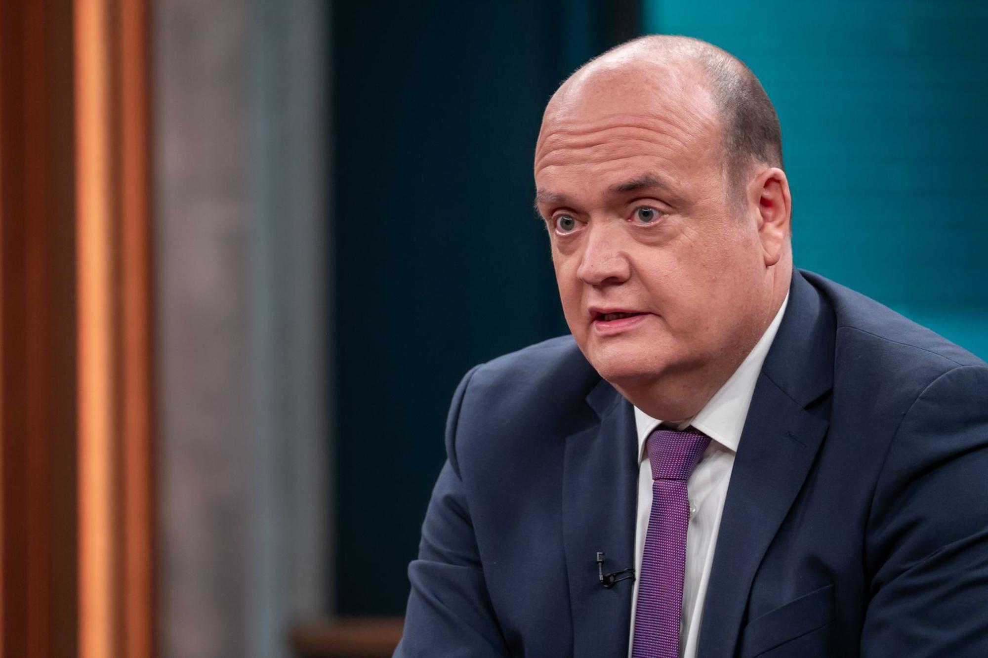 Journalist Robin Alexander sieht die politische Zukunft von Friedrich Merz akut gefährdet. (Bild: ARD/ Thomas Ernst)