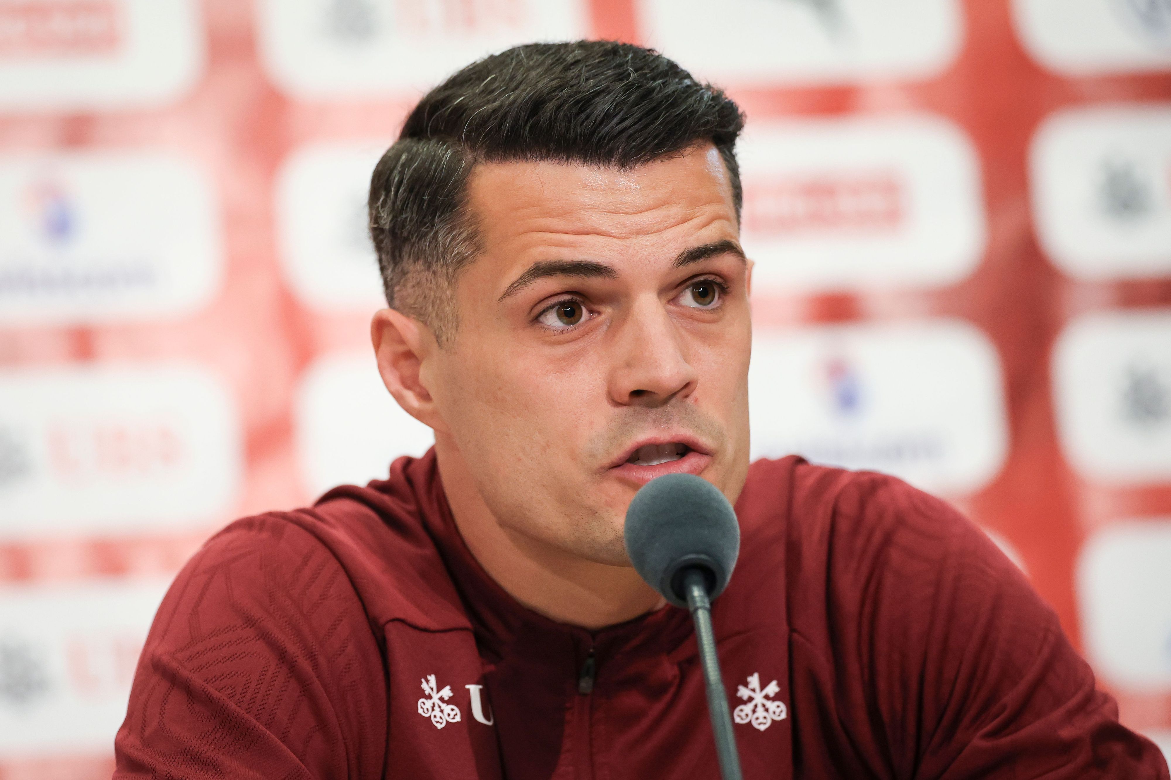 Granit Xhaka auf einer Pressekonferenz.