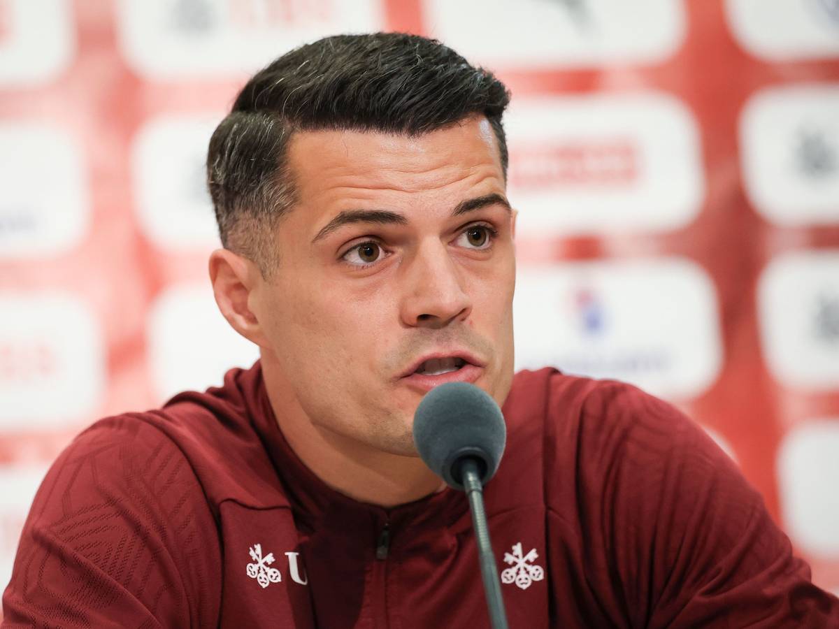 Granit Xhaka auf einer Pressekonferenz.