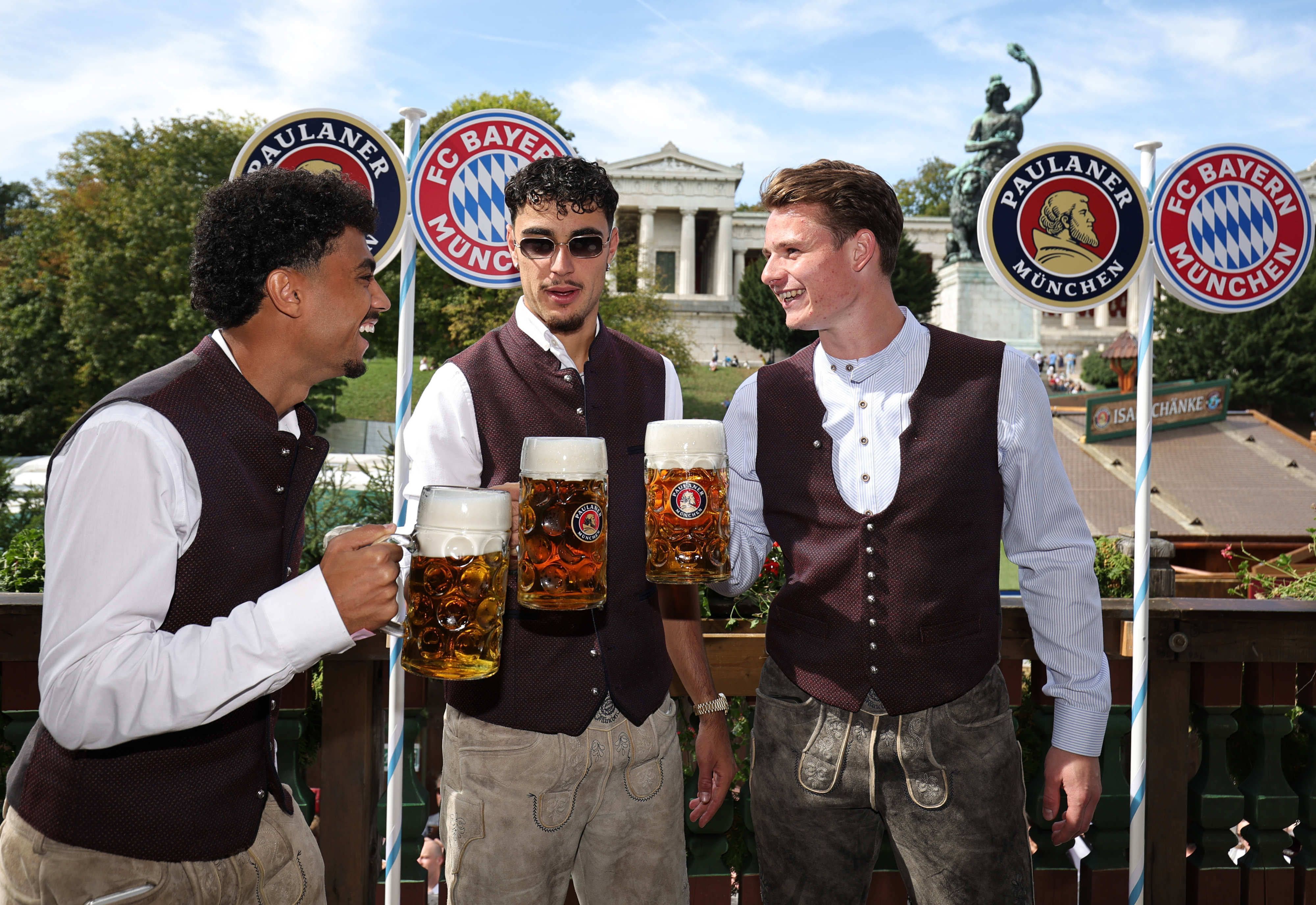 Nathaniel Brown, Aleksandar Pavlovic und Jonas Urbig auf dem Oktoberfest.