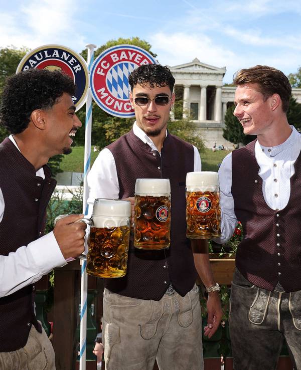 Nathaniel Brown, Aleksandar Pavlovic und Jonas Urbig auf dem Oktoberfest.