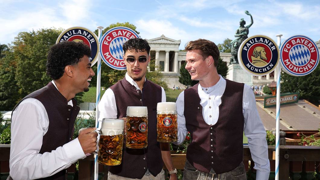 Nathaniel Brown, Aleksandar Pavlovic und Jonas Urbig auf dem Oktoberfest.