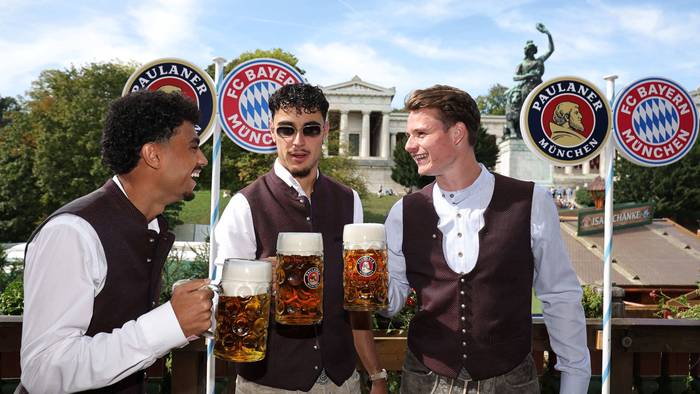 Nathaniel Brown, Aleksandar Pavlovic und Jonas Urbig auf dem Oktoberfest.