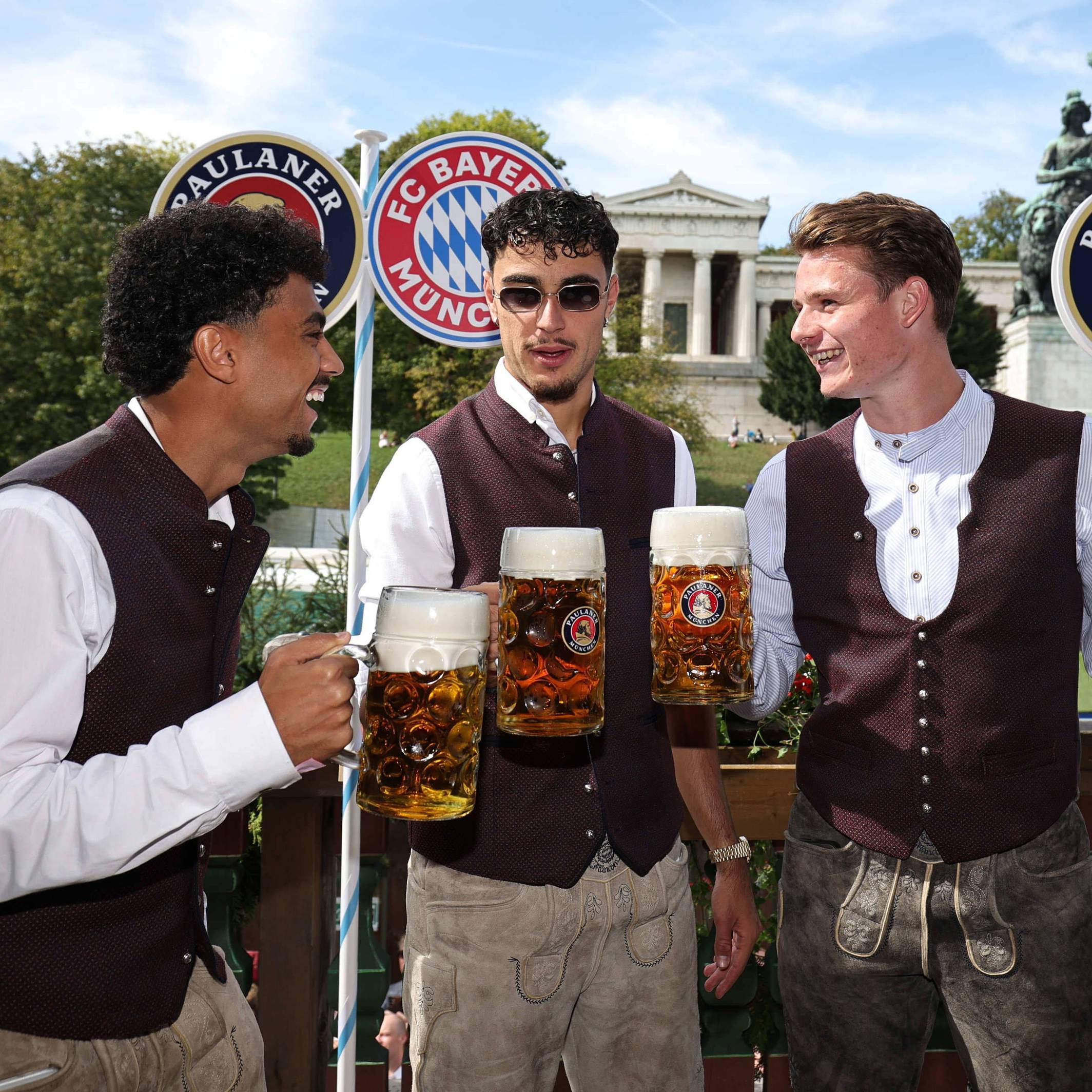 Nathaniel Brown, Aleksandar Pavlovic und Jonas Urbig auf dem Oktoberfest.