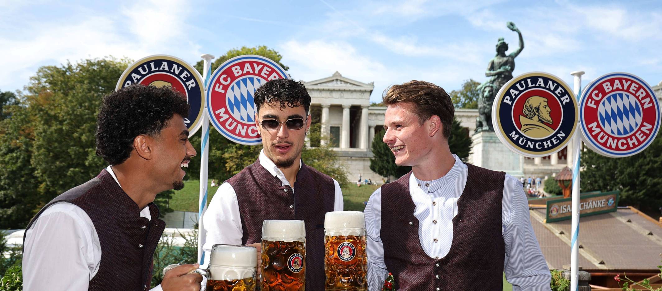 Nathaniel Brown, Aleksandar Pavlovic und Jonas Urbig auf dem Oktoberfest.