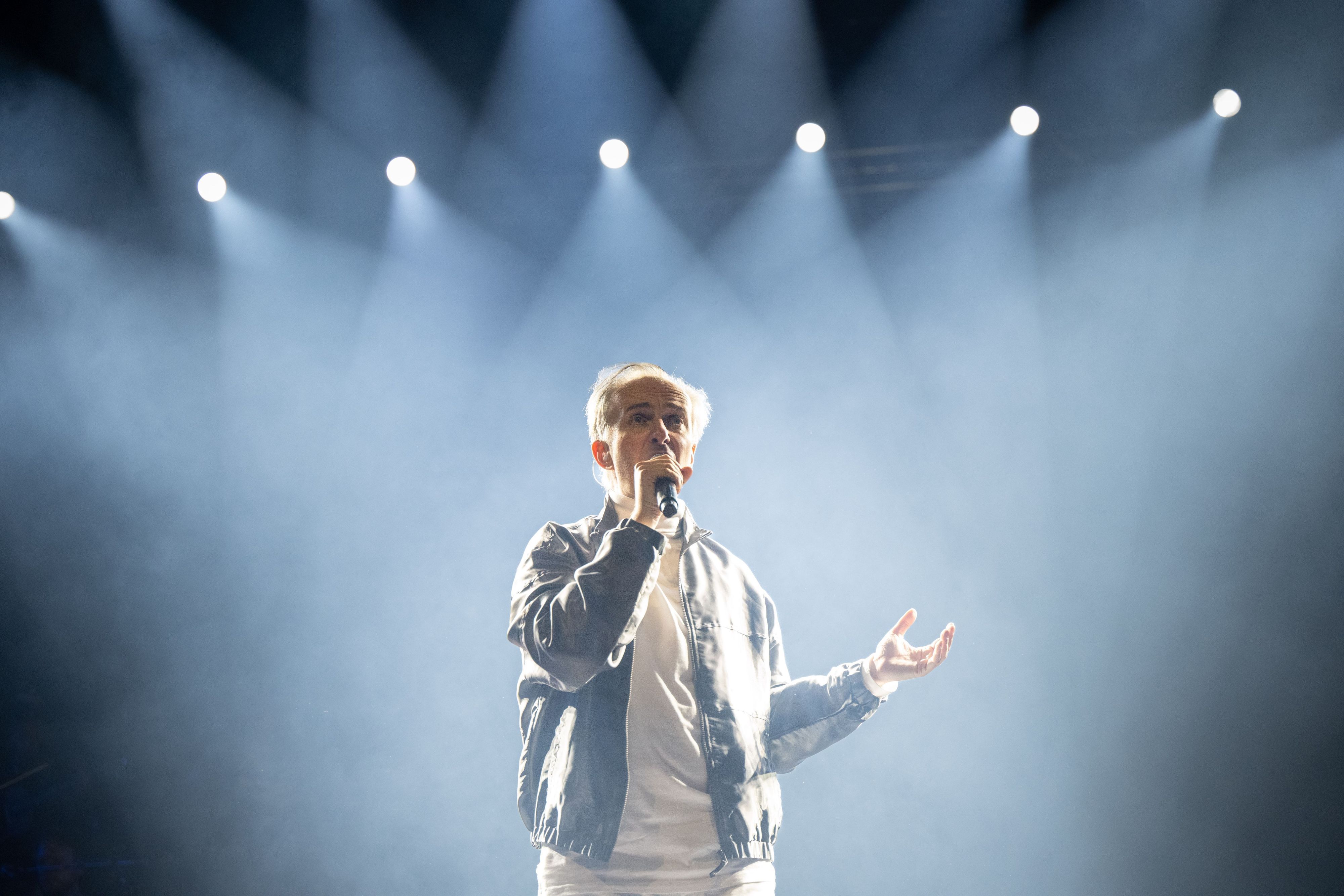 Jan Böhmermann tritt zusammen mit dem Rundfunk Tanzorchester Ehrenfeld (RTO) zu Beginn seiner Showtournee in der Jahrhunderthalle Frankfurt auf.