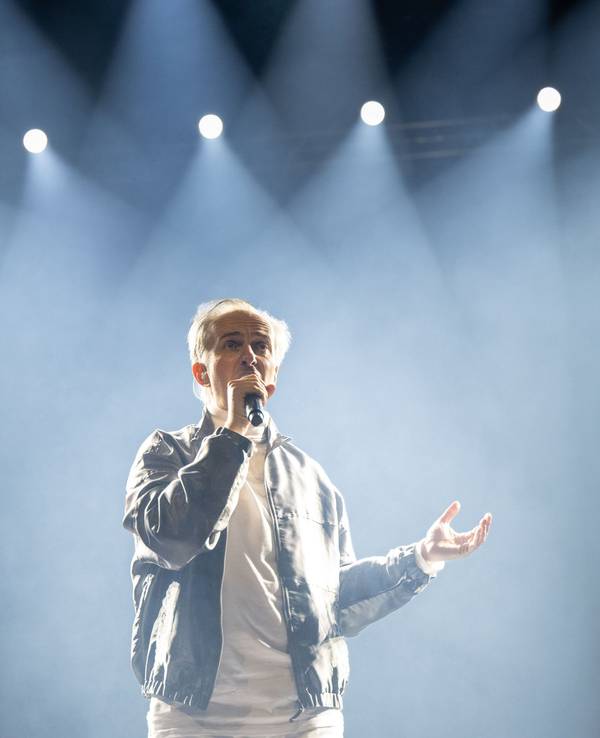 Jan Böhmermann tritt zusammen mit dem Rundfunk Tanzorchester Ehrenfeld (RTO) zu Beginn seiner Showtournee in der Jahrhunderthalle Frankfurt auf.