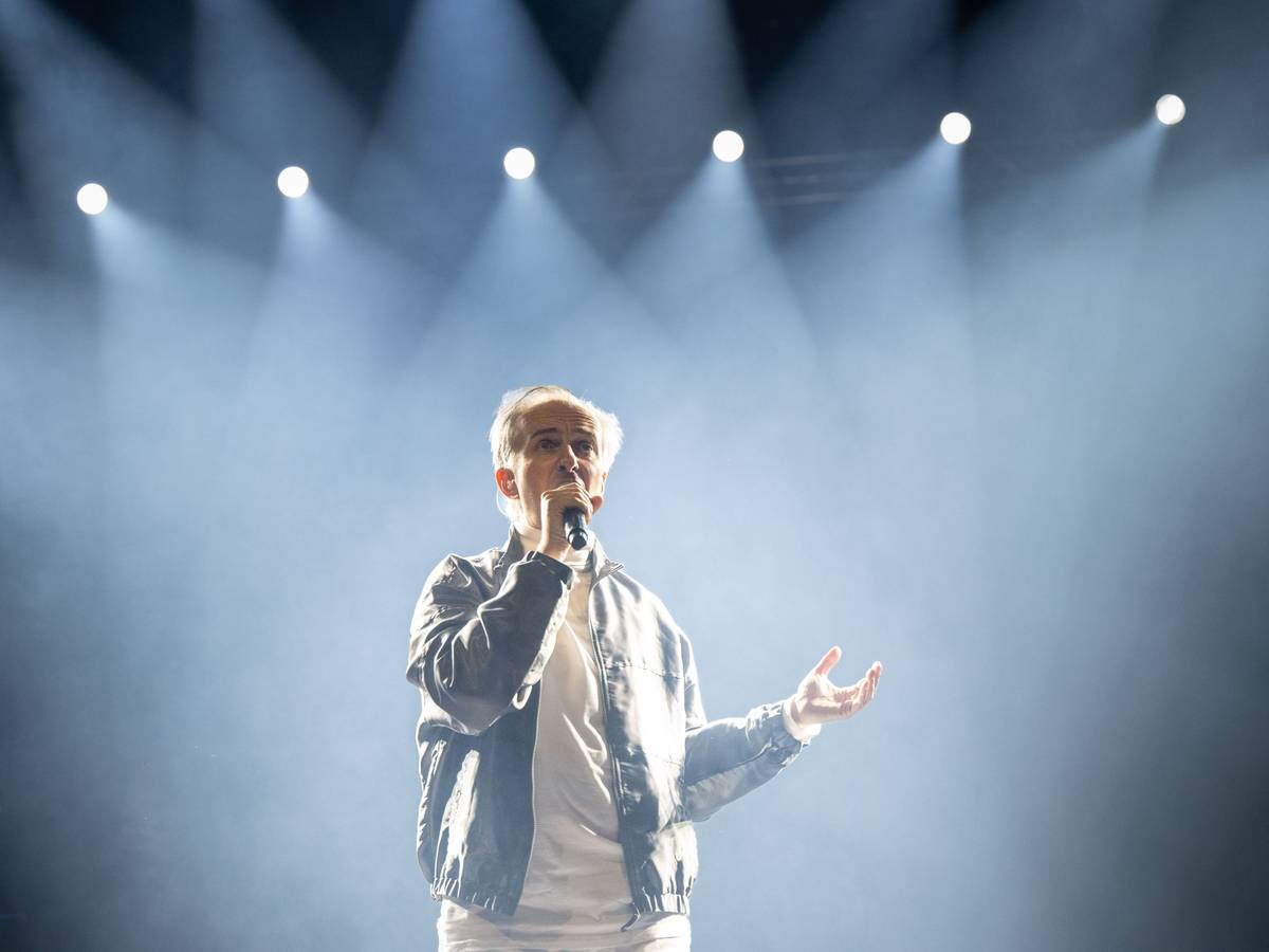Jan Böhmermann tritt zusammen mit dem Rundfunk Tanzorchester Ehrenfeld (RTO) zu Beginn seiner Showtournee in der Jahrhunderthalle Frankfurt auf.