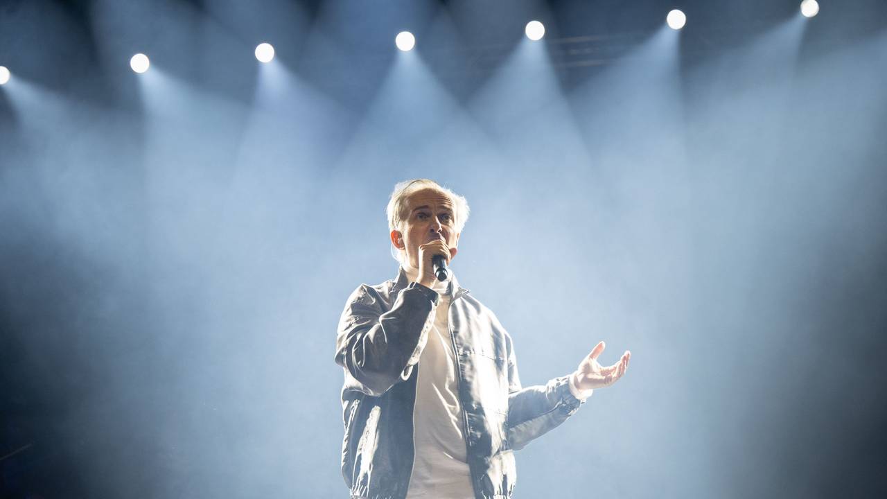 Jan Böhmermann tritt zusammen mit dem Rundfunk Tanzorchester Ehrenfeld (RTO) zu Beginn seiner Showtournee in der Jahrhunderthalle Frankfurt auf.
