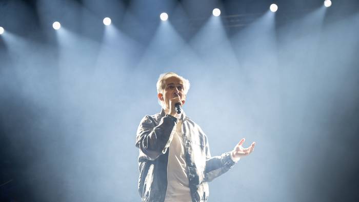 Jan Böhmermann tritt zusammen mit dem Rundfunk Tanzorchester Ehrenfeld (RTO) zu Beginn seiner Showtournee in der Jahrhunderthalle Frankfurt auf.