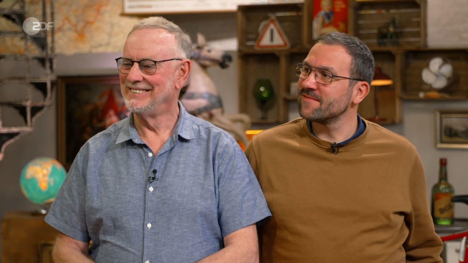 Helmut und Julian sind Freunde aus Hildesheim. Das mitgebrachte Kunstwerk hat Helmut von einem mittlerweile verstorbenen Freund erhalten, „der damit nichts anfangen konnte“. (Bild: ZDF)
