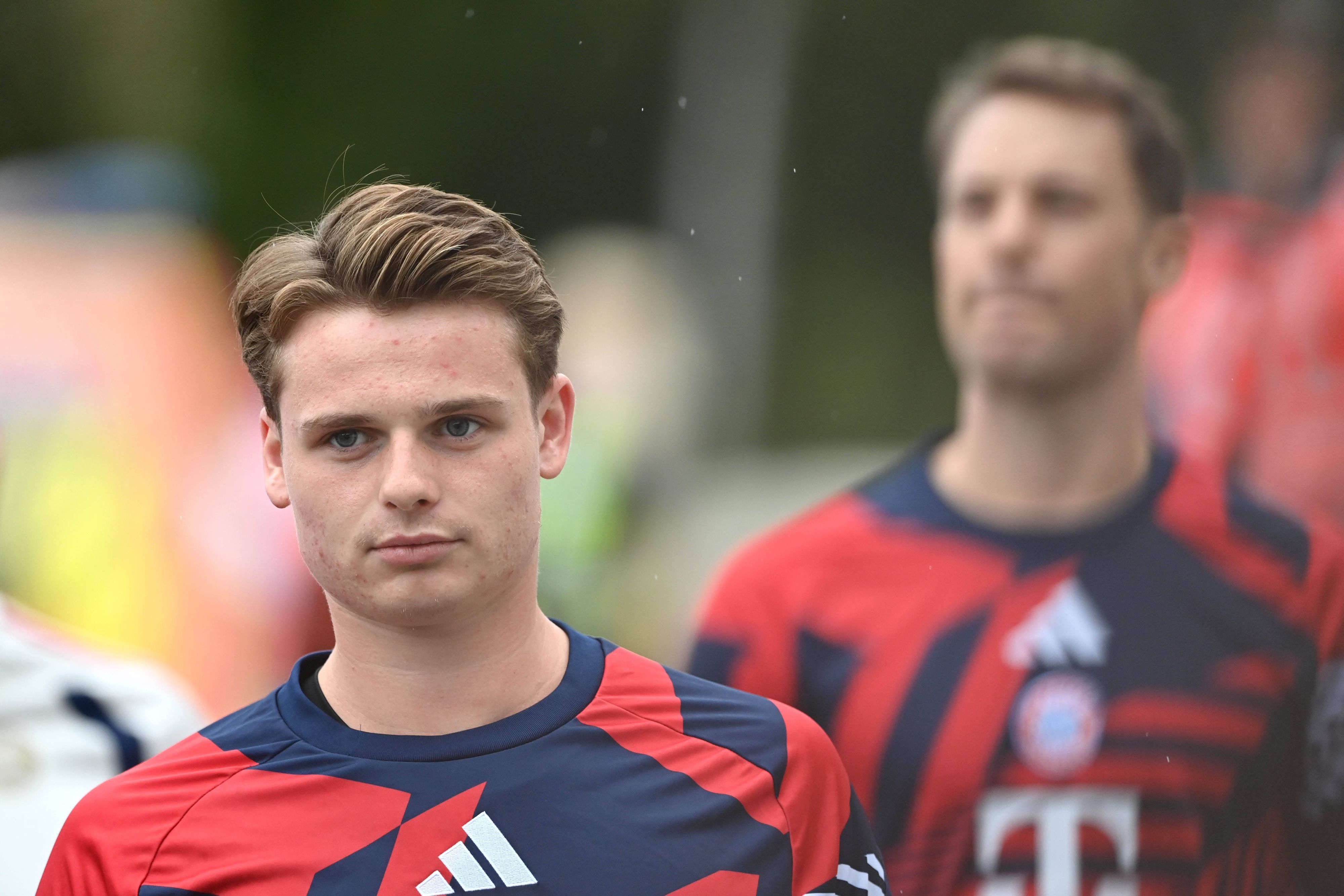 Jonas Urbig und ein Mann in Sportkleidung