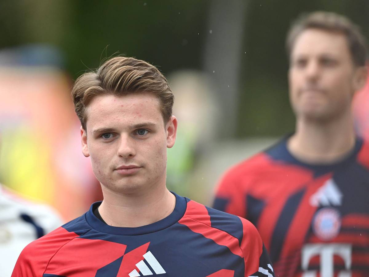 Jonas Urbig und ein Mann in Sportkleidung
