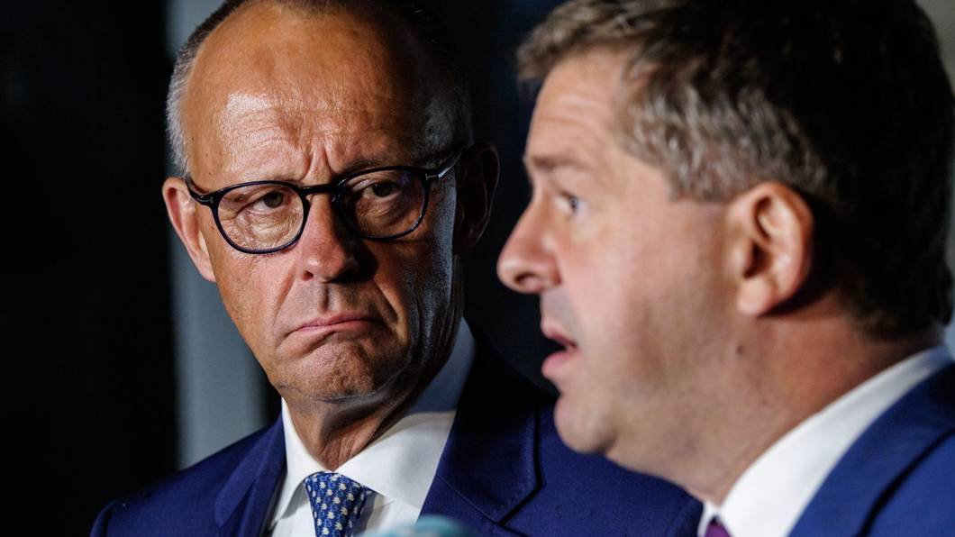 Sven Schulze (rechts) verlor die Wahl in Sachsen-Anhalt - auch wegen des unbeliebten Bundeskanzlers Friedrich Merz, sagen die Demoskopen. (Bild: 2026 Getty Images/Jens Schlueter)