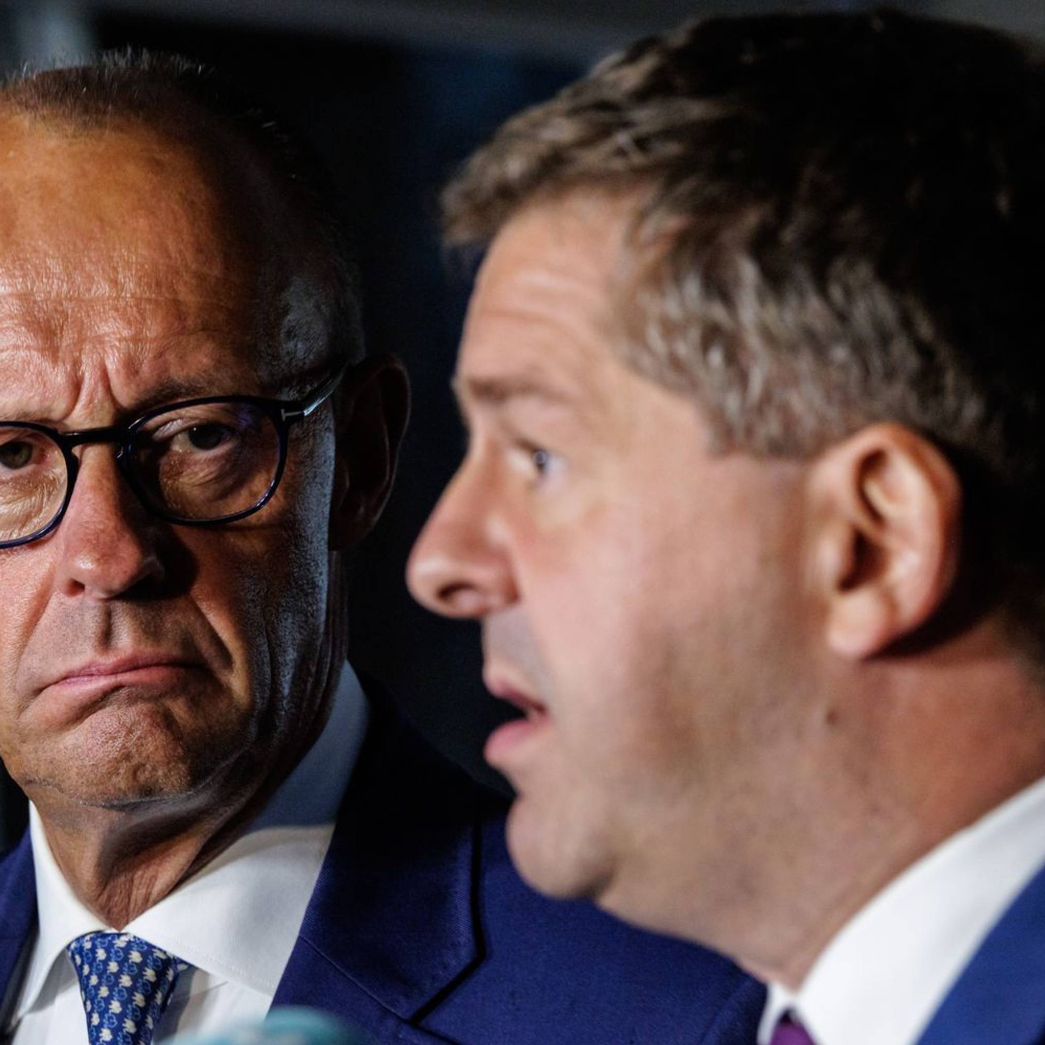 Sven Schulze (rechts) verlor die Wahl in Sachsen-Anhalt - auch wegen des unbeliebten Bundeskanzlers Friedrich Merz, sagen die Demoskopen. (Bild: 2026 Getty Images/Jens Schlueter)