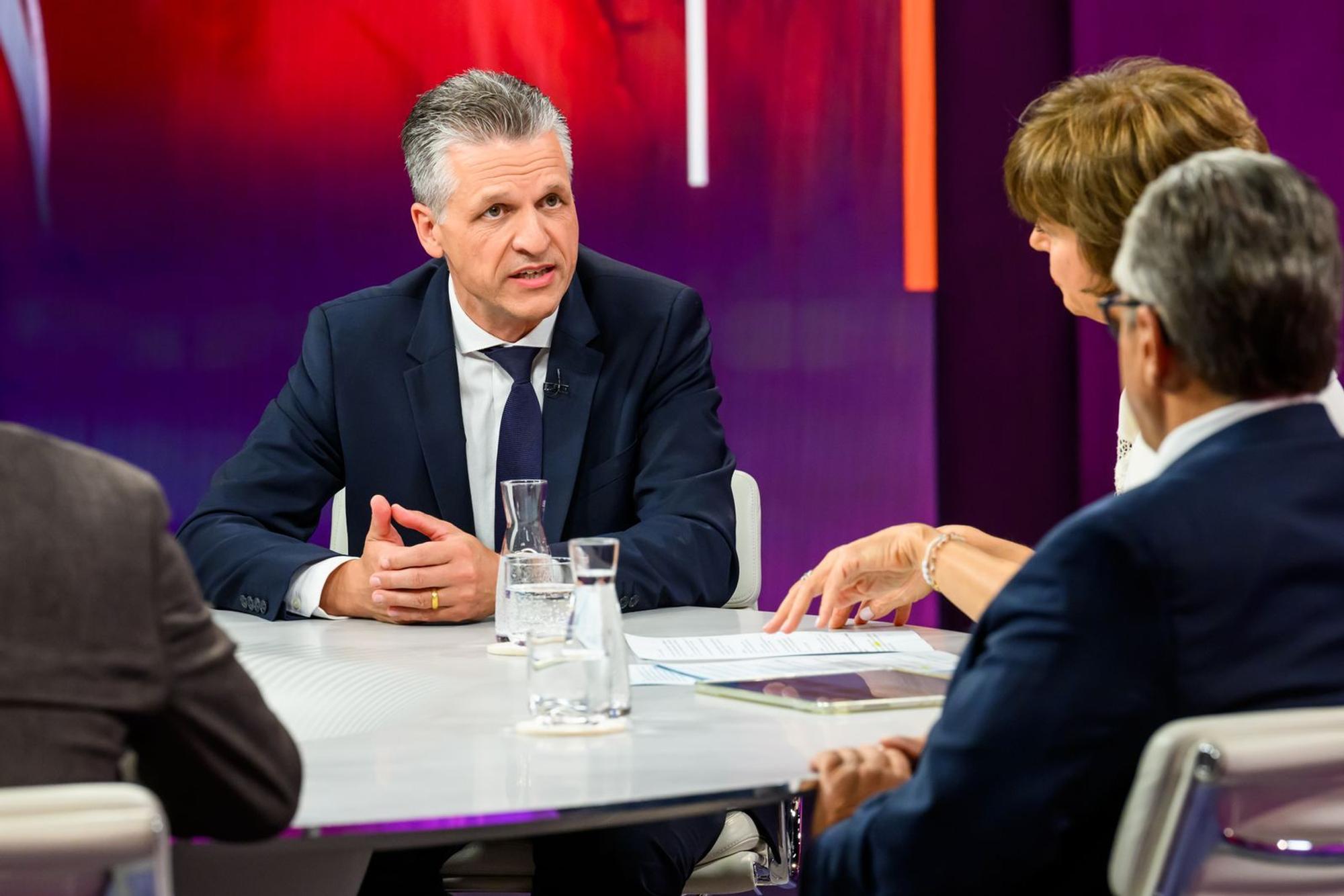 „Das war mehr als nur eine Zäsur“, fasste Thorsten Frei, Vorsitzender der CDU/CSU-Fraktion im Bundestag, das Ergebnis der Landtagswahl vom vergangenen Sonntag zusammen - und musste obendrein eine Diskussion über die private Krankenkassenversicherung wieder einfangen, die Kanzler Friedrich Merz losgetreten hatte. (Bild: ZDF/Svea Pietschmann )