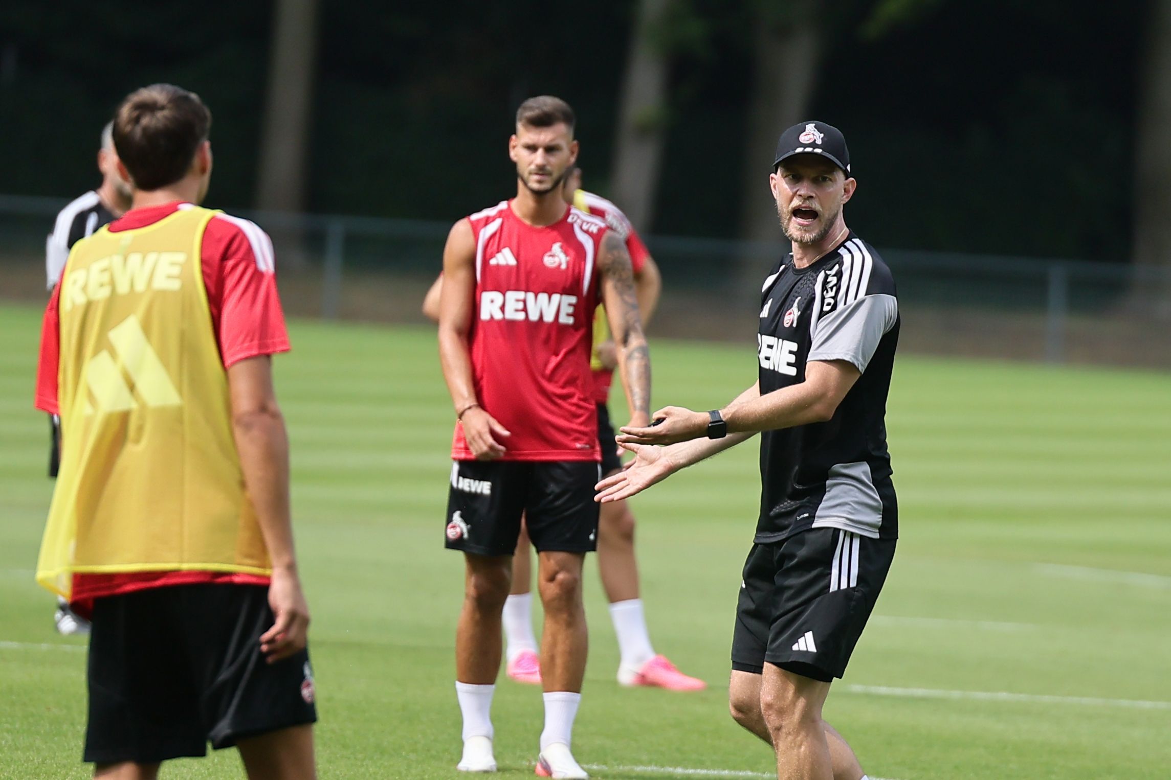 René Wagner gibt im Training Anweisungen.