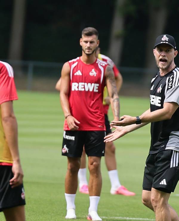 René Wagner gibt im Training Anweisungen.