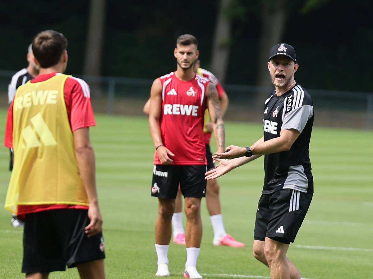 René Wagner gibt im Training Anweisungen.